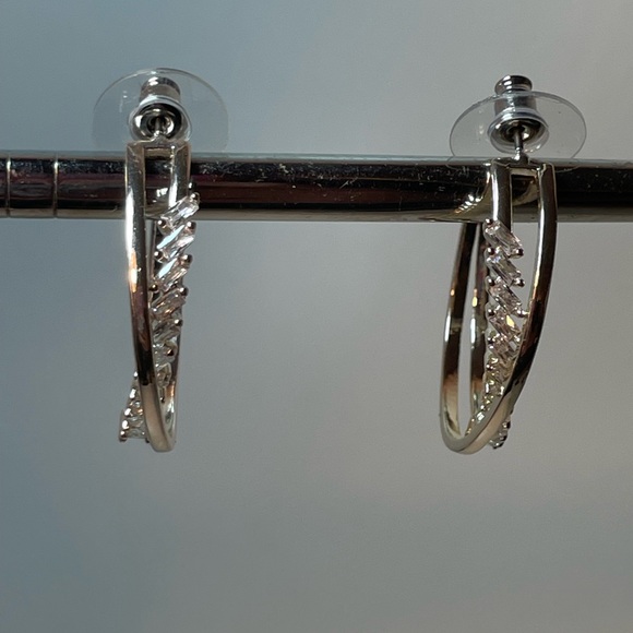 🆕 Anne Klein Polished Gold & Rhinestone Double Twist Hoop Earrings NWT - Picture 6 of 9